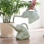 arrosoir elephant mignon sur pour arroser vos plantes avec soin 259 1