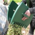 Outil de râteau à main durable pour un nettoyage facile des feuilles et de l&rsquo;herbe.