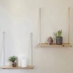 Balançoire en bois faite à la main pour décoration bohème et affichage peu encombrant.