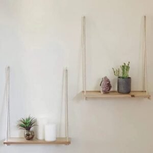 Balançoire en bois faite à la main pour décoration bohème et affichage peu encombrant.