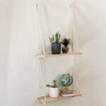 Balançoire en bois faite à la main pour décoration bohème et affichage peu encombrant.