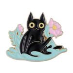 Jolie épingle émaillée De Chaton Dans Une Plante Décorative