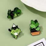Jolie épingle émaillée De Chaton Dans Une Plante Décorative