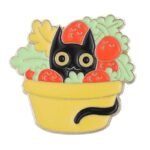Jolie épingle émaillée De Chaton Dans Une Plante Décorative