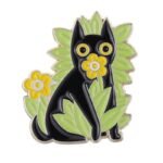 Jolie épingle émaillée De Chaton Dans Une Plante Décorative
