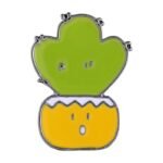 Jolie épingle émaillée De Chaton Dans Une Plante Décorative