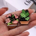 Jolie épingle émaillée De Chaton Dans Une Plante Décorative