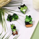 Jolie épingle émaillée De Chaton Dans Une Plante Décorative