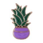 Jolie épingle émaillée De Chaton Dans Une Plante Décorative