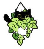 Jolie épingle émaillée De Chaton Dans Une Plante Décorative
