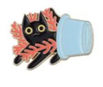 Jolie épingle émaillée De Chaton Dans Une Plante Décorative