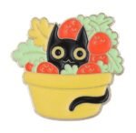 Jolie épingle émaillée De Chaton Dans Une Plante Décorative