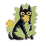 Jolie épingle émaillée De Chaton Dans Une Plante Décorative