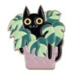 Jolie épingle émaillée De Chaton Dans Une Plante Décorative