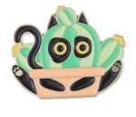 Jolie épingle émaillée De Chaton Dans Une Plante Décorative