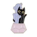Jolie épingle émaillée De Chaton Dans Une Plante Décorative