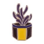 Jolie épingle émaillée De Chaton Dans Une Plante Décorative