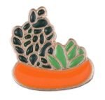 Jolie épingle émaillée De Chaton Dans Une Plante Décorative