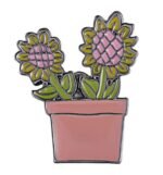 Jolie épingle émaillée De Chaton Dans Une Plante Décorative