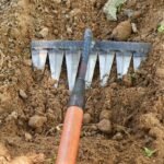 rate de desherbage en metal robuste pour le jardinage facile weeding hoe rake farm tool 568 1