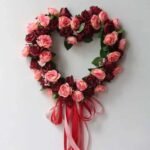 couronne de fleurs elegante et coloree rose rouge fonce 607 1