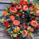 couronne de fleurs et citrouilles pour une decoration elegante 354 1