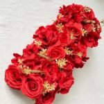 mur de fleurs avec rouge decoration eclatante sans gypsophiles 981 1